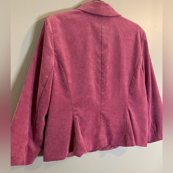 REQUIREMENTS blazer SZ/L Fushia color in excellent condition. - Picture 5 of 6